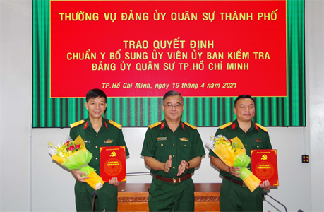 Trao quyết định chuẩn y bổ sung ủy viên Ủy ban Kiểm tra Đảng ủy Quân sự TPHCM