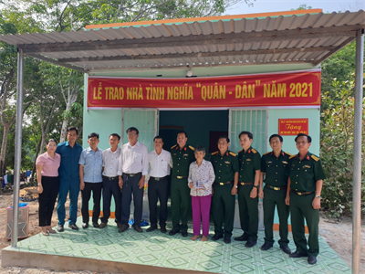 Ban CHQS huyện Phú Giáo, tỉnh Bình Dương trao tặng “Nhà tình nghĩa quân - dân”
