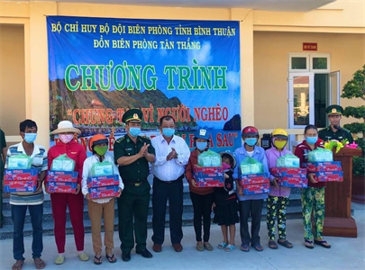 Tặng hơn 400 phần quà cho gia đình khó khăn