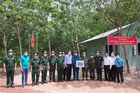 TPHCM thăm, tặng quà các chốt kiểm soát phòng, chống dịch Covid-19