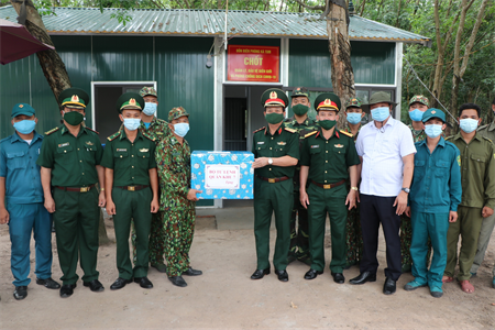 Chính ủy Quân khu kiểm tra công tác sẵn sàng chiến đấu và phòng chống dịch trên địa bàn tỉnh Tây Ninh