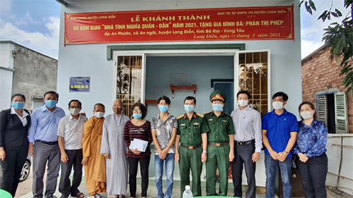 Ban CHQS huyện Long Điền tặng “Nhà tình nghĩa quân - dân”