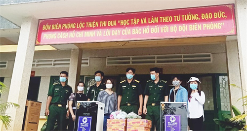 Tặng quà hỗ trợ tuyến đầu phòng, chống dịch Covid-19