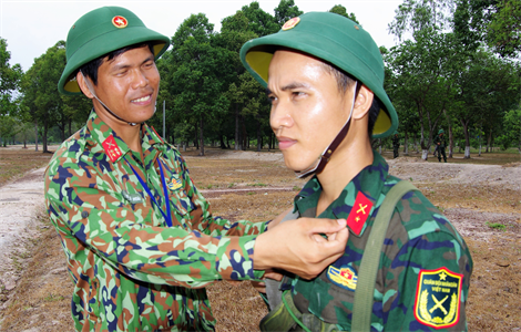 Hai anh em sinh đôi yêu nghề binh nghiệp