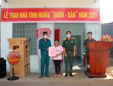Ban CHQS huyện Phú Giáo, tỉnh Bình Dương tặng “Nhà tình nghĩa quân - dân”