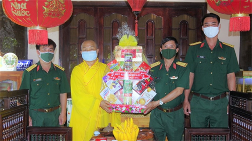 Trường bắn Quốc gia khu vực 3 thăm cơ sở tôn giáo nhân dịp lễ Phật đản