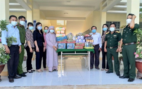 Các đoàn thể huyện Hàm Thuận Bắc tặng quà tại khu cách ly phòng, chống dịch