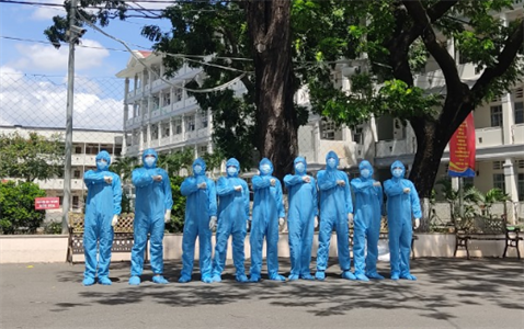 Huyện Củ Chi tặng quà cán bộ, chiến sĩ trên tuyến đầu chống dịch