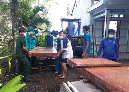 Kịp thời trục vớt tài sản của người dân từ vụ sạt lở nhà