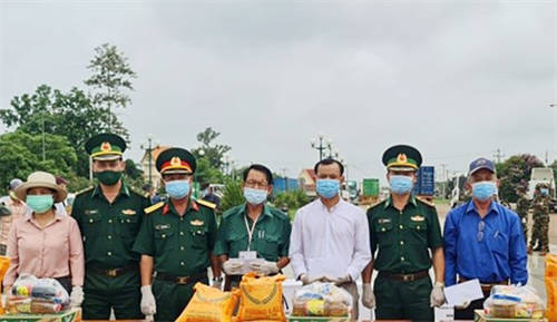 Giúp đỡ kiều bào gốc Việt sinh sống tại Campuchia vượt qua đại dịch