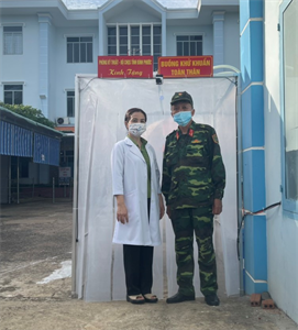 Bộ CHQS tỉnh Bình Phước tặng buồng khử khuẩn cho Ban bảo vệ chăm sóc sức khỏe cán bộ