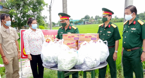 LLVT tỉnh Long An thăm, tặng quà người dân khu vực bị phong tỏa và chốt phòng, chống dịch