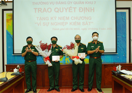 Thiếu tướng Du Trường Giang và Thiếu tướng Nguyễn Văn Hiệu được tặng kỷ niệm chương “Vì sự nghiệp Kiểm sát”