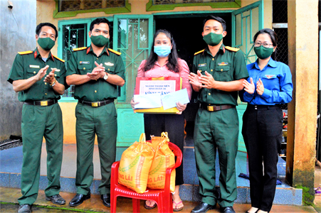 Trung đoàn 719, Binh đoàn 16 thăm, tặng quà các gia đình chính sách
