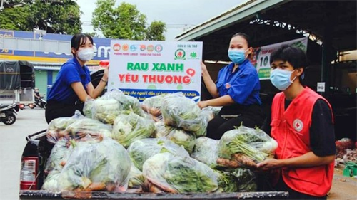 Cung cấp hàng thiết yếu tới từng nhà dân bị phong tỏa