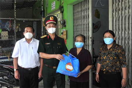 Tư lệnh Bộ Tư lệnh TP.HCM thăm, tặng quà người dân gặp khó khăn do dịch Covid-19