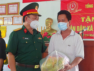 Tổng cục Kỹ thuật tặng quà hỗ trợ người dân TP.HCM khó khăn do dịch Covid-19