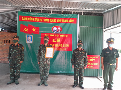 Đại đội bộ binh 61 huyện Bến Cầu kết nạp Đảng nơi tuyến đầu chống dịch covid-19