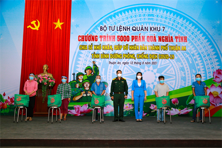 Quân khu 7 tặng quà hỗ trợ các gia đình khó khăn tại thành phố Thuận An