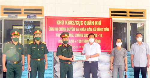 Kho 882 tặng quà người dân khó khăn xã Đồng Tiến, huyện Đồng Phú