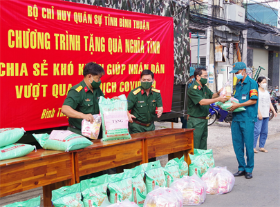 400 phần quà tặng người dân khu vực phong tỏa
