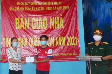 Ban CHQS huyện Hàm Thuận Nam trao tặng “nhà tình nghĩa quân - dân”