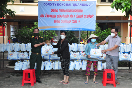 Công ty Đông Hải tặng quà người dân phường Tân Phú, thành phố Thủ Đức