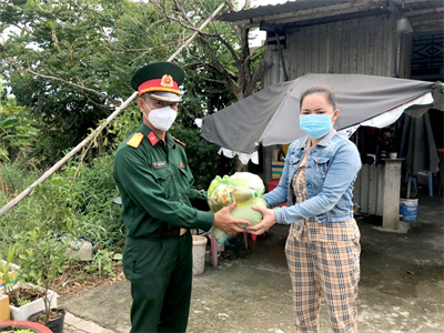 LLVT huyện Thủ Thừa, Long An tặng quà đồng bào Khmer khó khăn ​