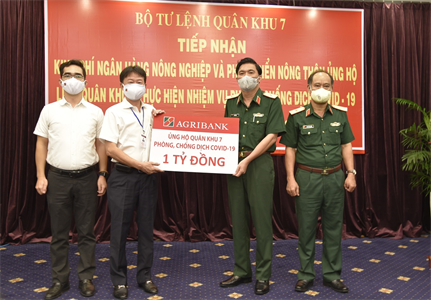 Agribank trao kinh phí hỗ trợ Quân khu 7 phòng, chống dịch