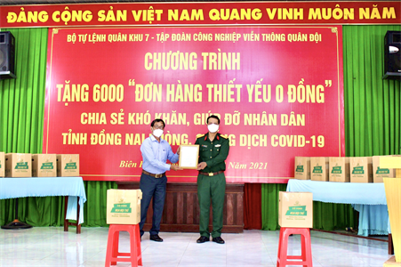 Bộ Tư lệnh Quân khu 7 tặng quà hỗ trợ Nhân dân thành phố Biên Hòa chống dịch