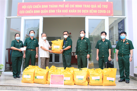 Hội CCB TPHCM tặng quà hỗ trợ hội viên khó khăn trong mùa dịch