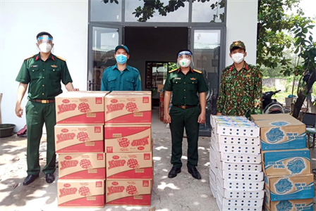 Đoàn Thanh niên Bộ Tư lệnh TP Hồ Chí Minh thăm lực lượng tuyến đầu chống dịch