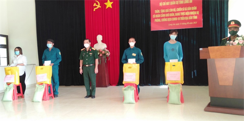 Thăm, tặng quà cán bộ, chiến sĩ hoàn cảnh khó khăn