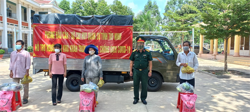 Phòng Hậu cần Bộ CHQS tỉnh Tây Ninh tặng 300 phần quà giúp dân chống dịch