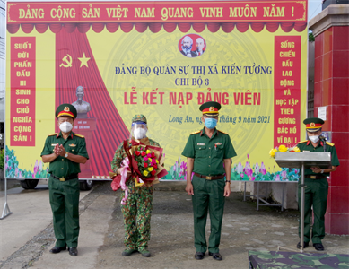 Kết nạp Đảng cho 2 quần chúng ưu tú tuyến đầu phòng, chống dịch