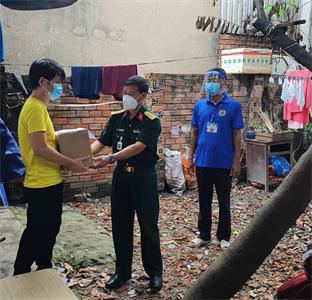 Ban CHQS thành phố Thuận An bàn giao tro cốt đến gia đình nạn nhân tử vong do Covid - 19