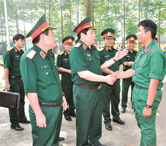 Đại tướng Phùng Quang Thanh với LLVT Quân khu 7