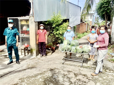 Ban CHQS thị xã Hòa Thành tặng thực phẩm hỗ trợ Nhân dân chống dịch