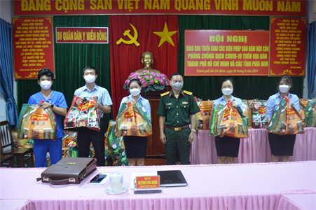 Cục Hậu cần tặng quà cán bộ, người lao động có hoàn cảnh khó khăn tại Bệnh viện Quân dân y miền Đông