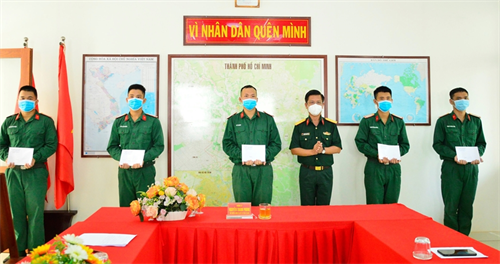 Thăm, tặng quà cán bộ, chiến sĩ Tiểu đoàn Kiểm soát Quân sự 31