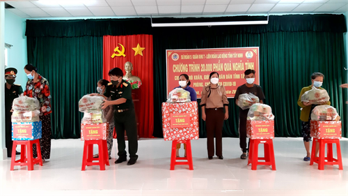 Sư Đoàn 5 tặng 200 phần quà hỗ trợ người dân huyện Bến Cầu