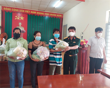 Ban CHQS thị xã Bình Long tặng quà hỗ trợ người dân có hoàn cảnh khó khăn