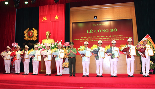 Ra mắt Trung đoàn Không quân Công an nhân dân