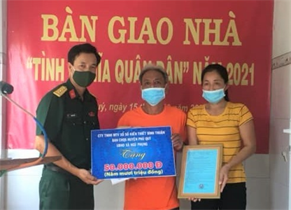 Ban CHQS huyện Phú Quý trao tặng "nhà tình nghĩa quân - dân"