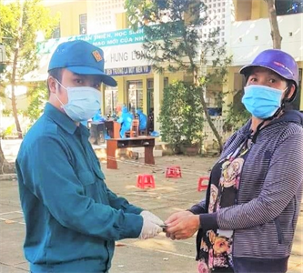 Dân quân thành phố Phan Thiết trả lại tài sản cho người đánh mất