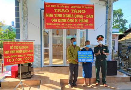 Thành phố Bảo Lộc, tỉnh Lâm Đồng bàn giao “Nhà nghĩa tình quân – dân” cho hộ nghèo đồng bào dân tộc thiểu số