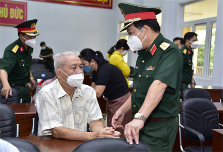 Quân khu 7 trao tặng 5.000 phần quà “Nghĩa tình quân dân”