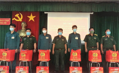 Ban CHQS huyện Nhà Bè tặng quà cán bộ, chiến sĩ thực hiện nhiệm vụ đặc biệt phòng, chống dịch