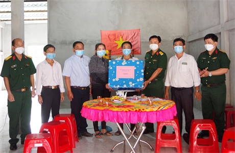 Bàn giao nhà đồng đội cho quân nhân hoàn cảnh khó khăn