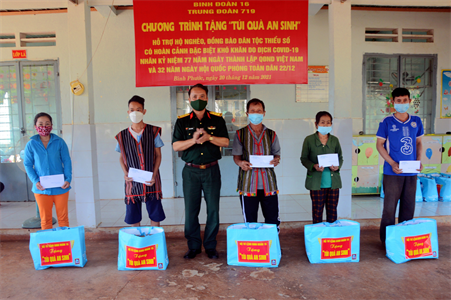 Trung đoàn 719, Binh đoàn 16 tặng quà hỗ trợ đồng bào dân tộc thiểu số